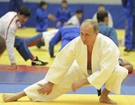 Песков уверяет, что у Путина ежедневный ритм и уровень занятия спортом «перекрывает планку ГТО»